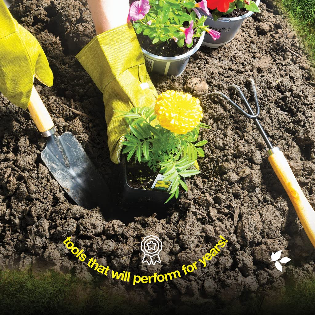 Play22 hand fork eases soil loosening for gentle transplanting.