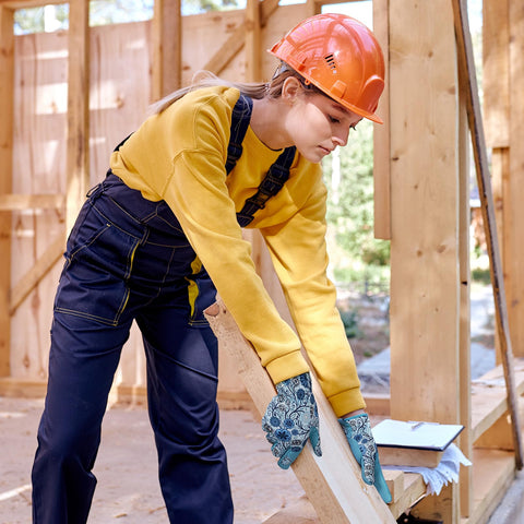 Pleneal ergonomic-fit gloves reduce hand fatigue during long sessions.