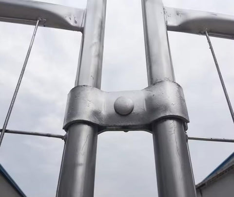 Plutreas round rail 1-5/8 clamp-fit demonstrates secure round-post mounting.