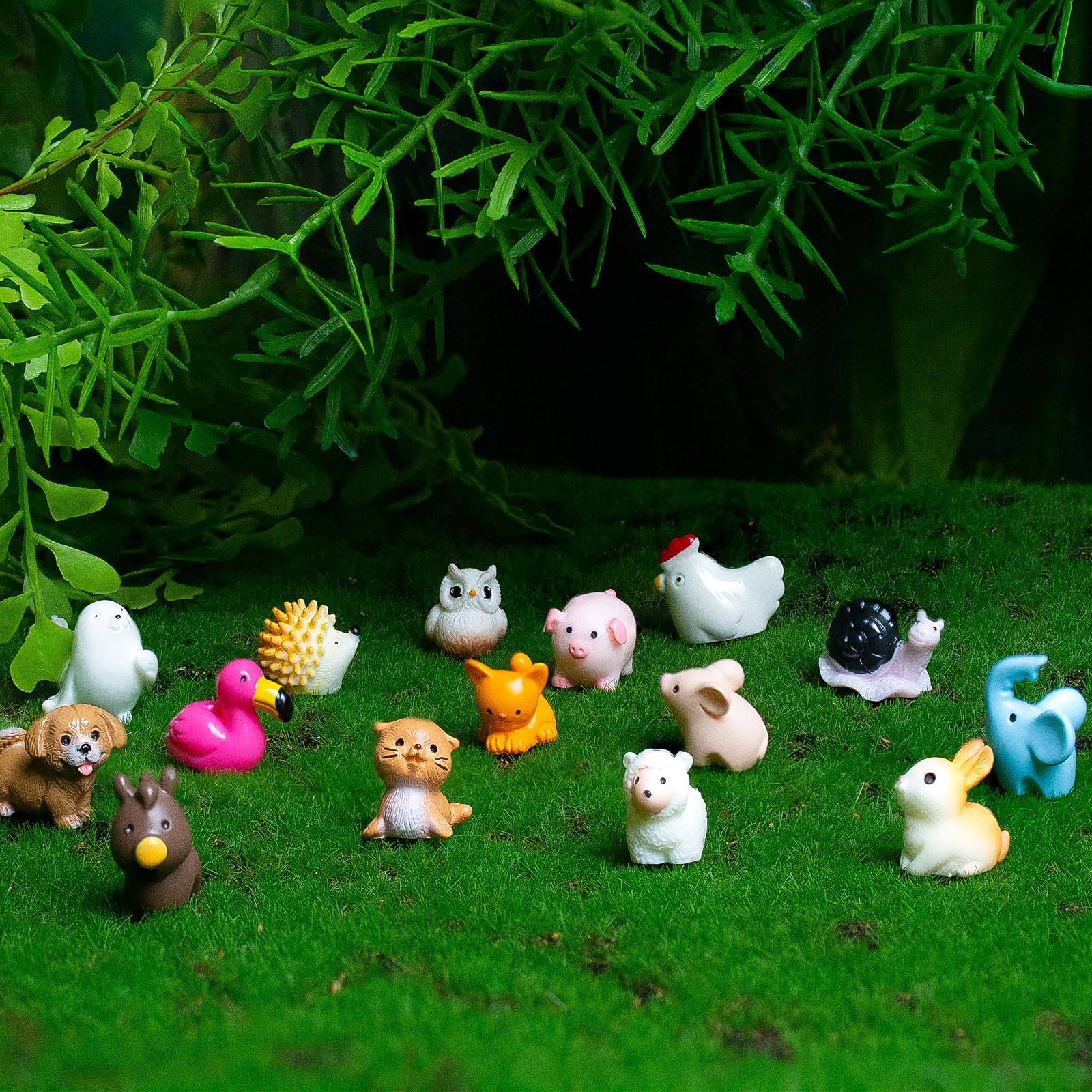 POMKON mini resin animals—horses and chicks—perfect for whimsical garden accents.