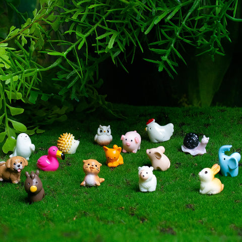 POMKON mini resin animals—horses and chicks—perfect for whimsical garden accents.