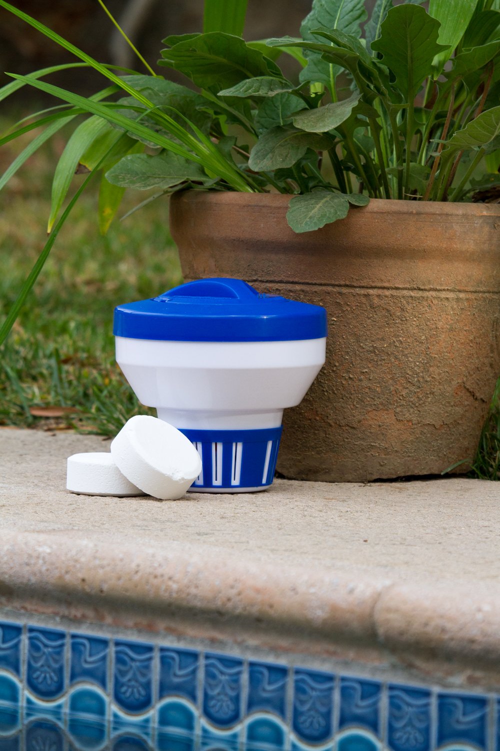 Poolmaster 32155 twist-lock cap for quick, spill-free refills