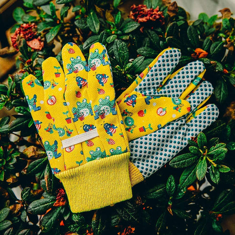 PROMEDIX P Kids Garden Gloves elastic back close-up showing secure, easy-on wear.