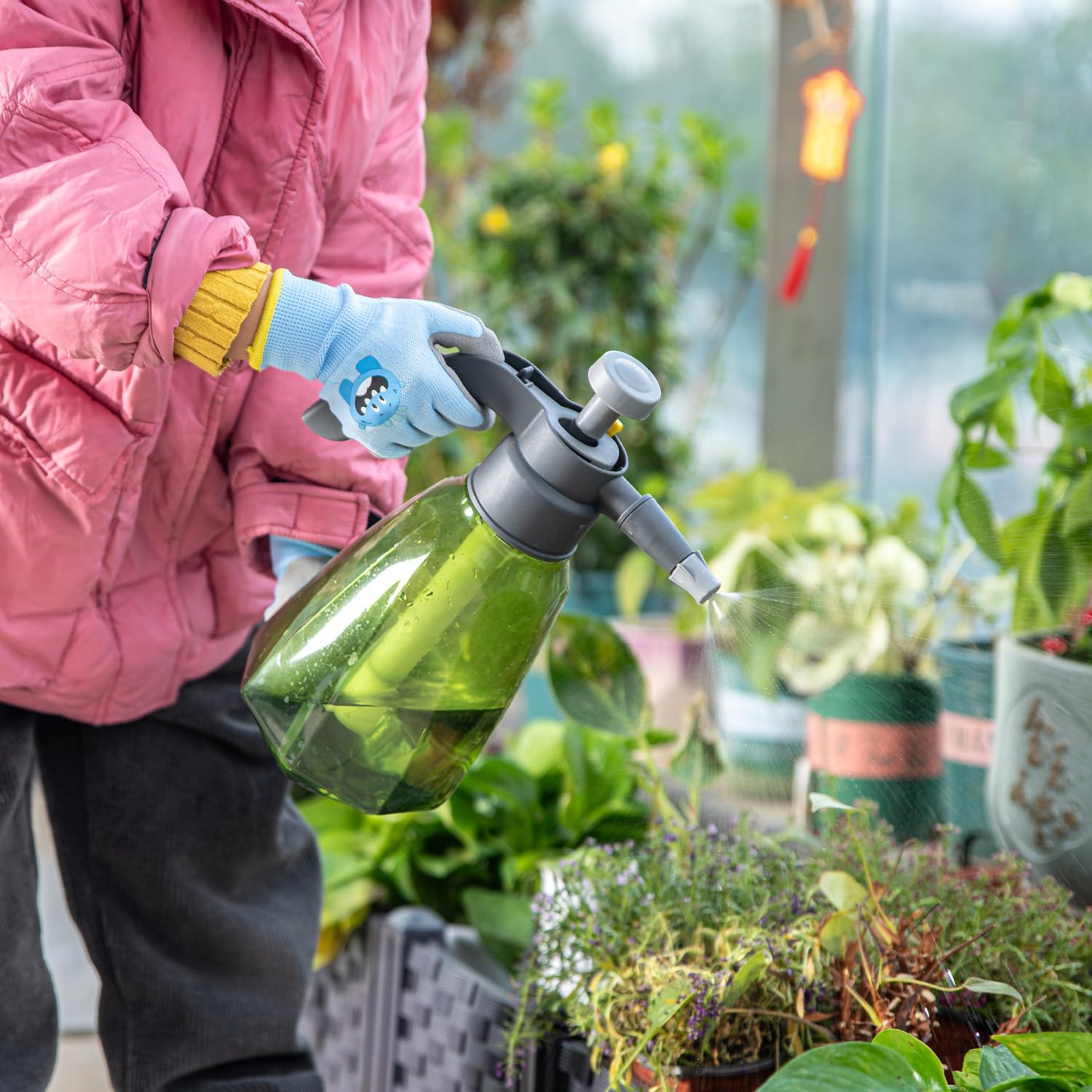 Soft, breathable 13-gauge fabric from PROMEDIX P keeps little hands comfy outdoors.