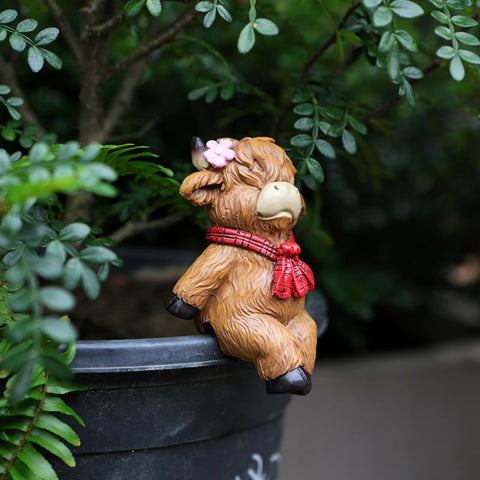 Pujipu Highland Cow climbing figure adds whimsical depth to your flower pots.