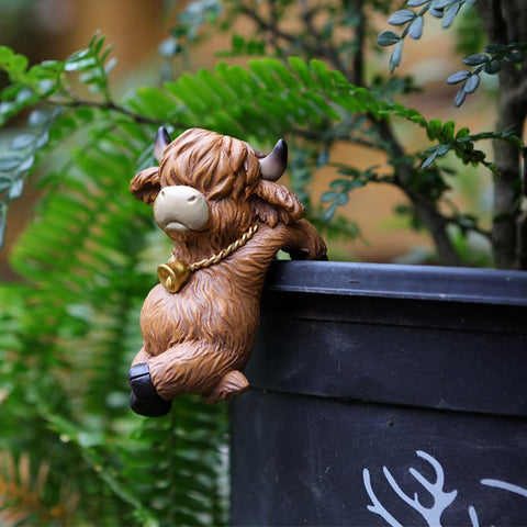 Pujipu resin Highland Cow decoration provides durable garden accents for year-round appeal.