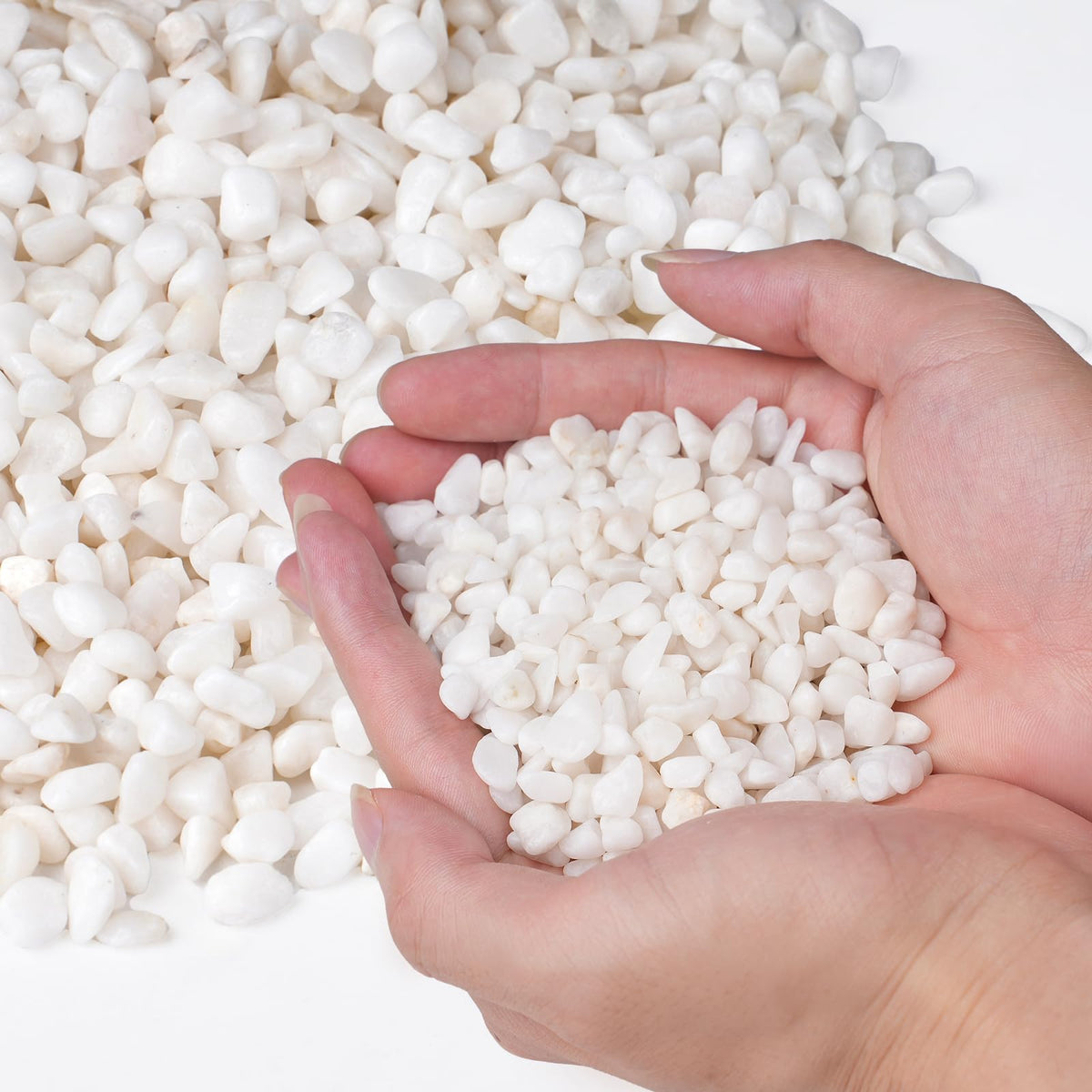 Pulovin white aquarium gravel 1-5-inch close-up for plant displays and drainage.