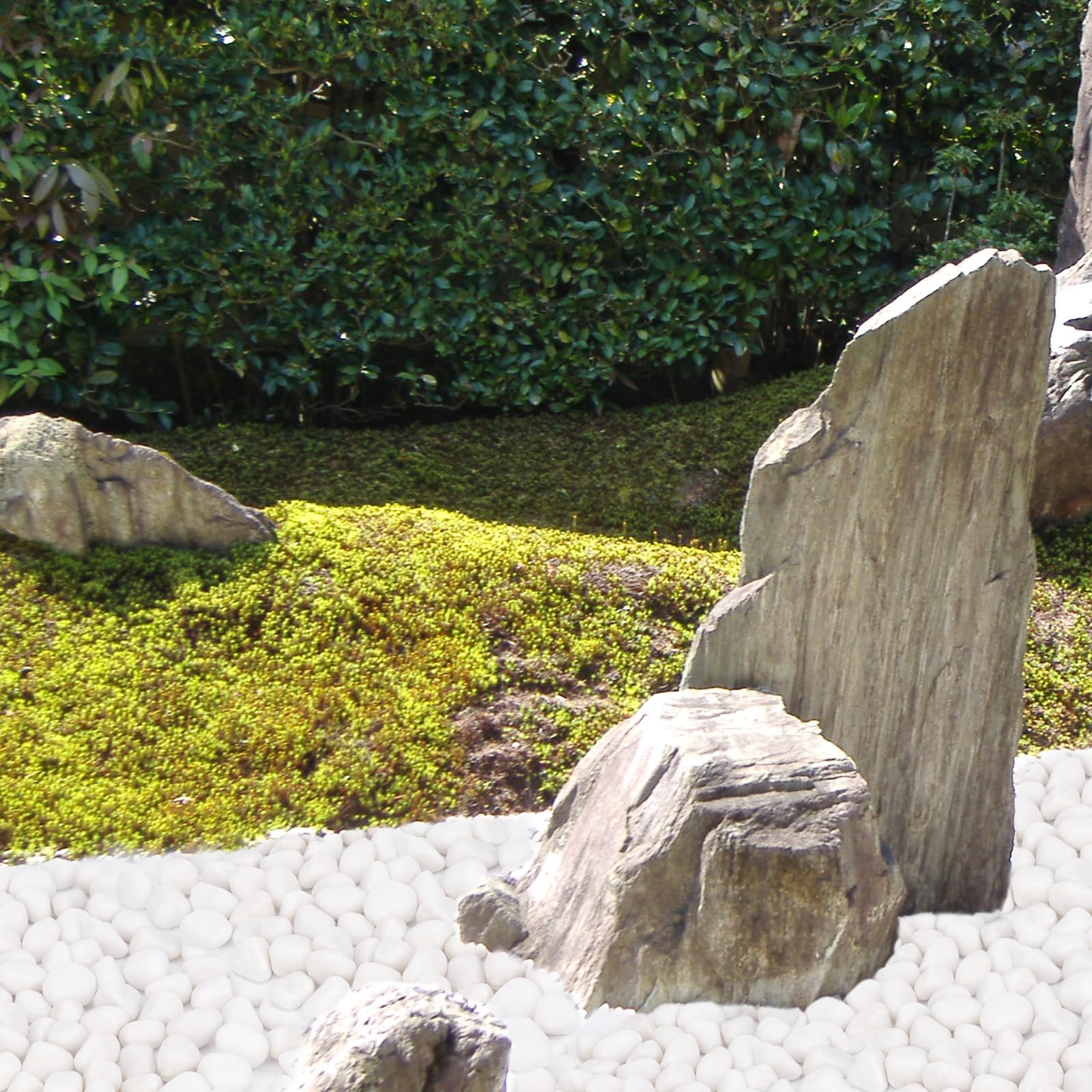 Pulovin river stones resist fading and stay bright in sunlit arrangements