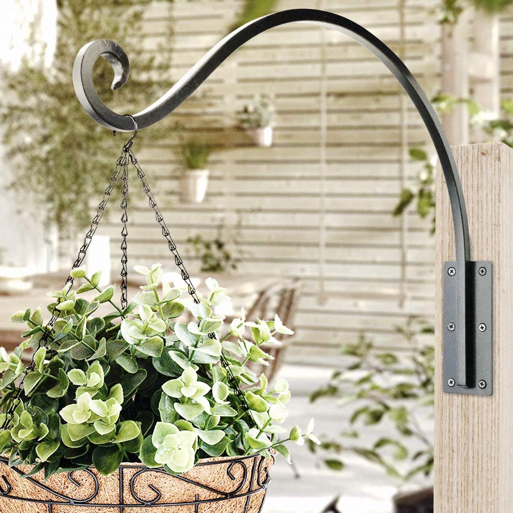 Qiang Ni weather-resistant garden hanger designed to endure outdoor conditions.