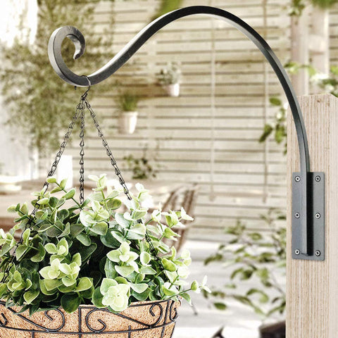 Qiang Ni weather-resistant garden hanger designed to endure outdoor conditions.