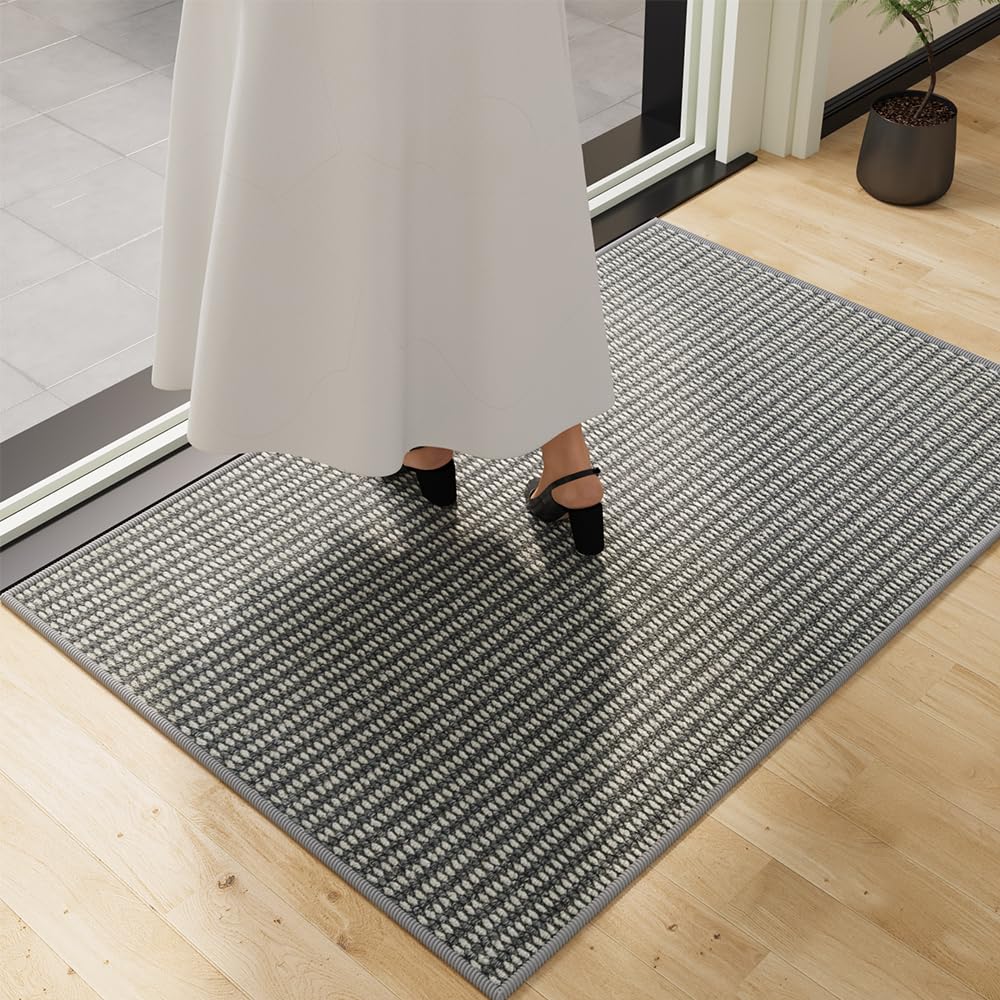 QQL doormat indoor-outdoor white and gray traps dirt at the doorway.