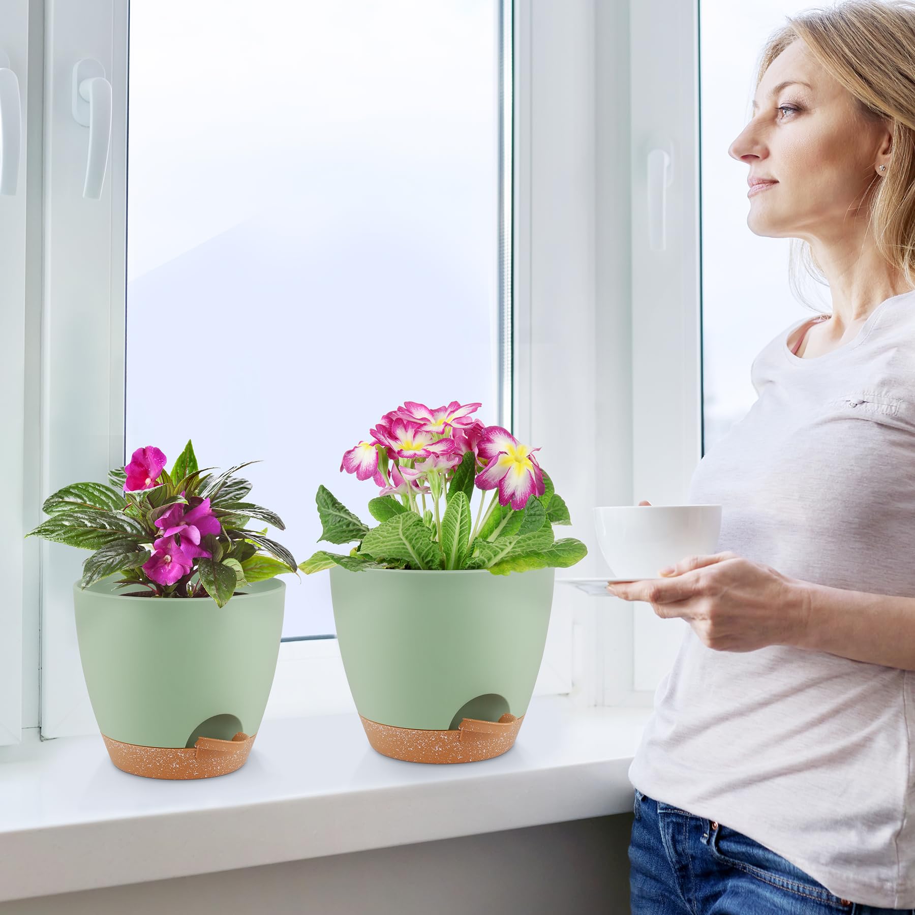 QRRICA 5-inch self-watering pot, lightweight and durable.