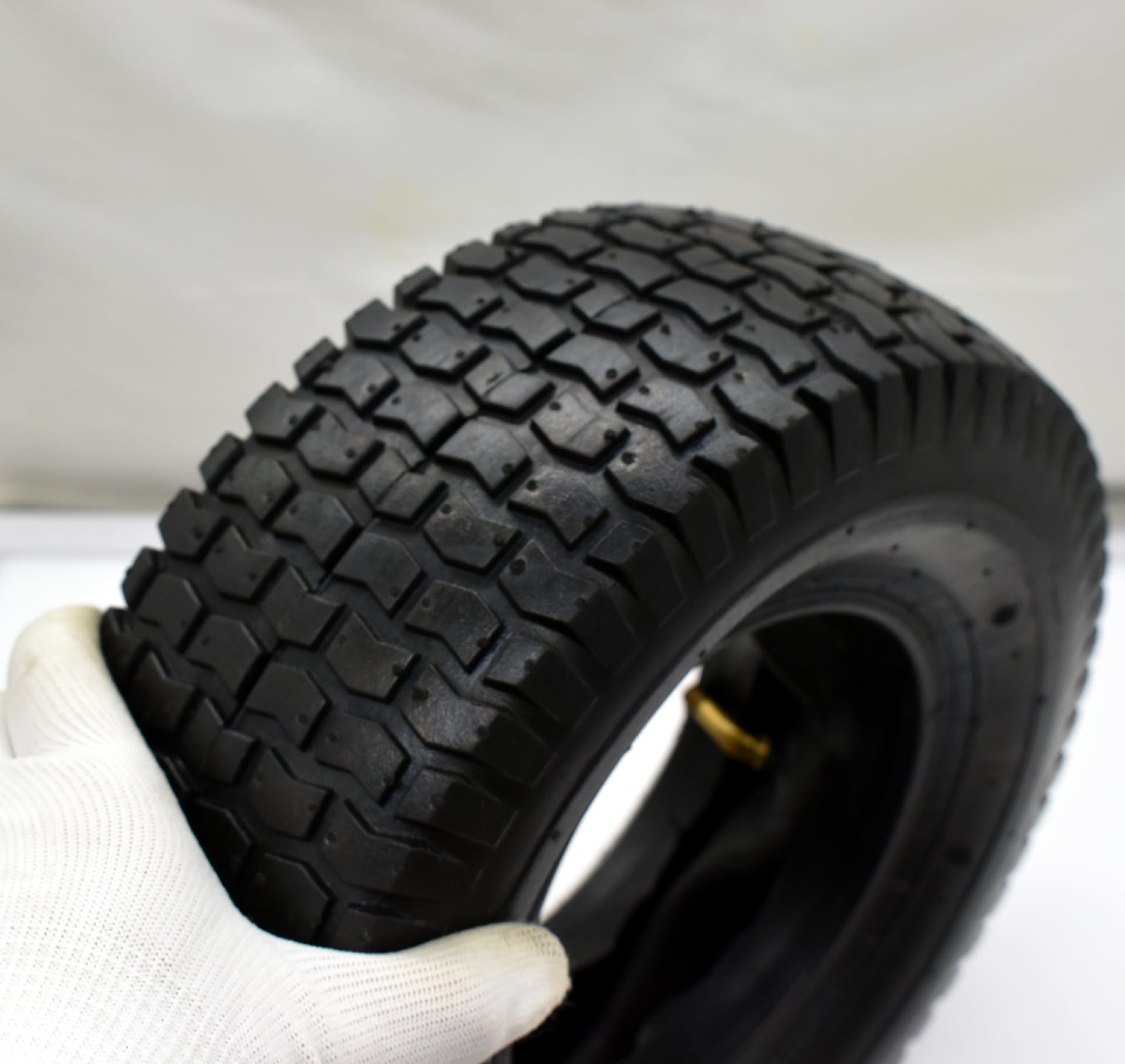 QsEzDo tire inflation gauge scene suggests easy maintenance and proper PSI up to 35.