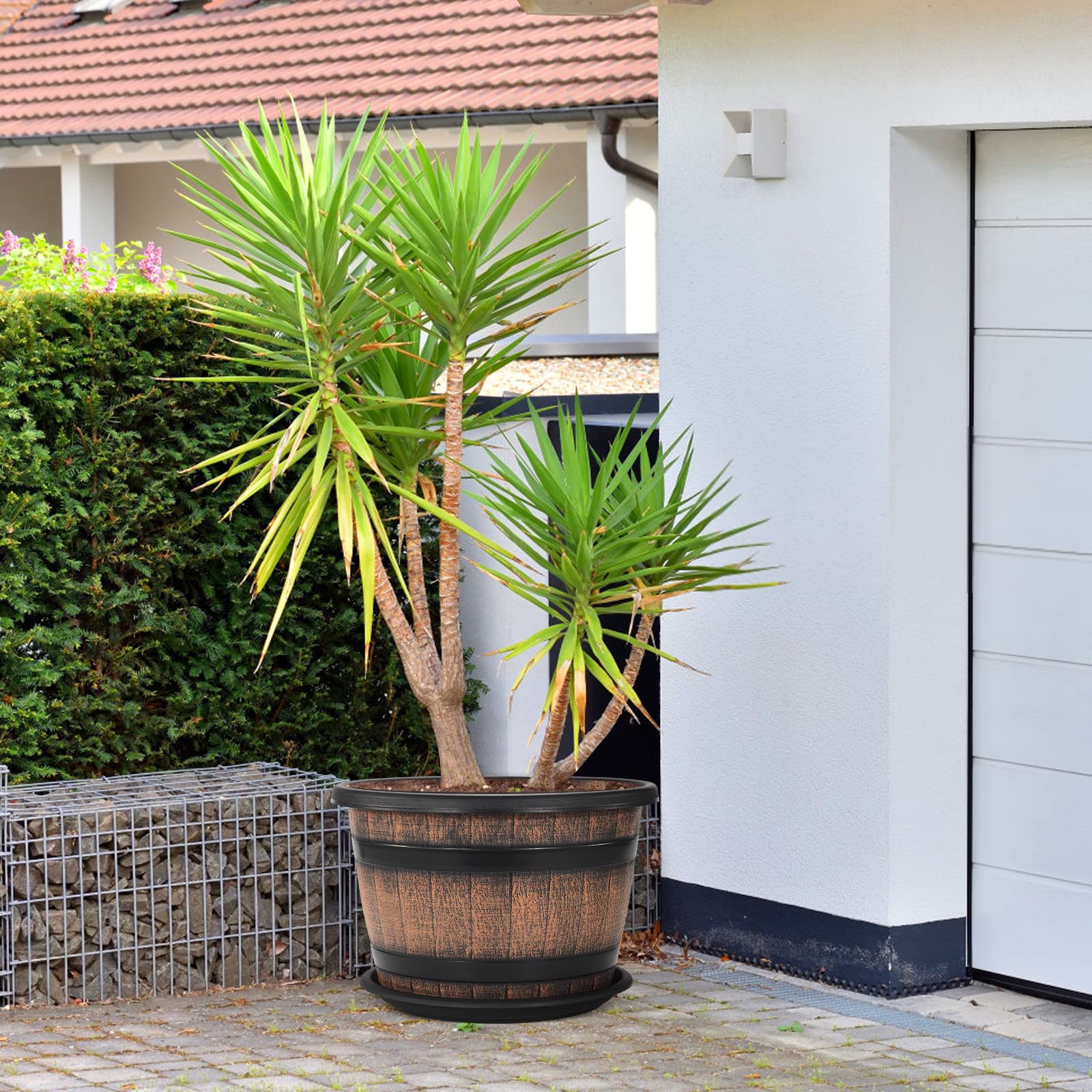 Quarut planter is lightweight yet sturdy for easy relocation.