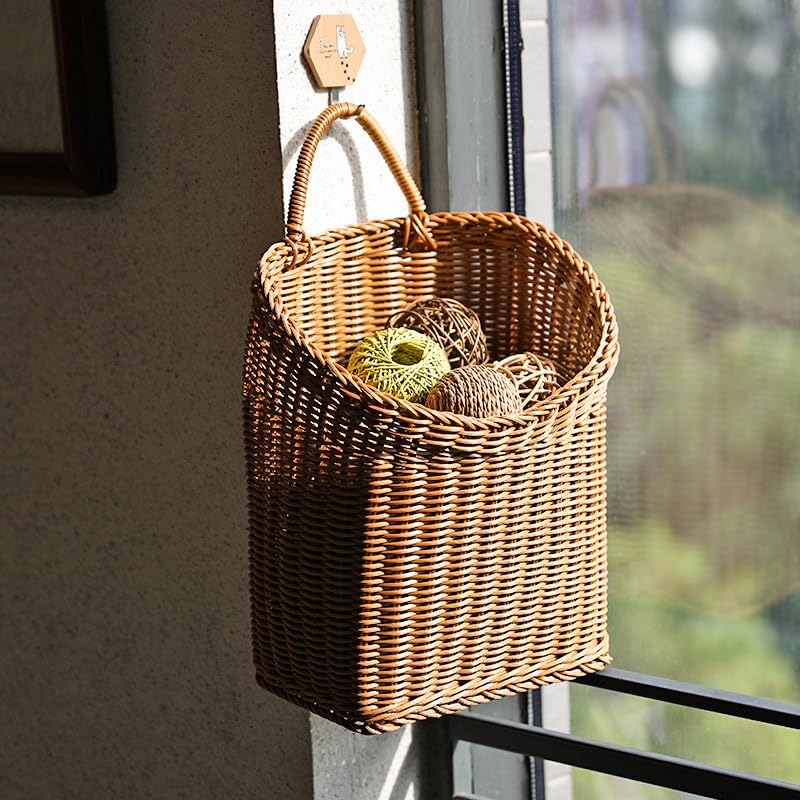 Quincry built-in handles ensure easy hanging and flexible arrangement.