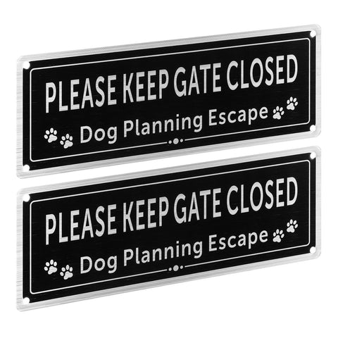 Qulkws dog gate sign with clear text for outdoor gate reminders.