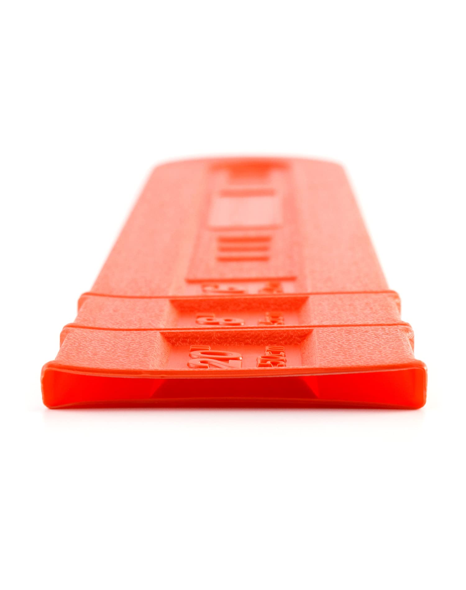 QWORK durable plastic guard shields the chain from damage during transport.