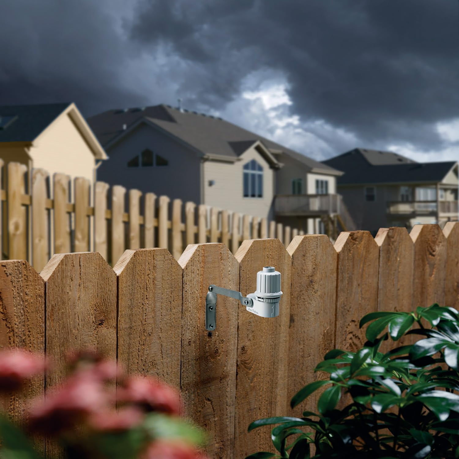 Durable UV-resistant housing with aluminum bracket withstands harsh outdoor environments.