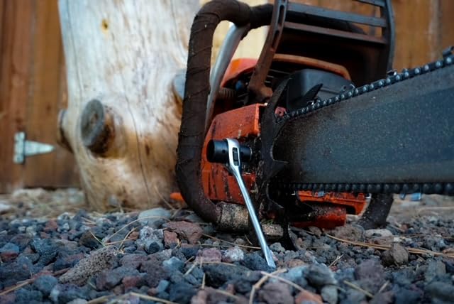 Ergonomic 7-inch grip aids faster adjustments under wrap bars.