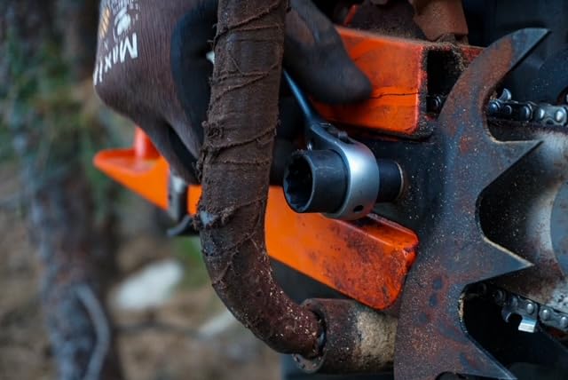 Groove-cleaning tip clears debris from bar-channel for smoother lubrication.