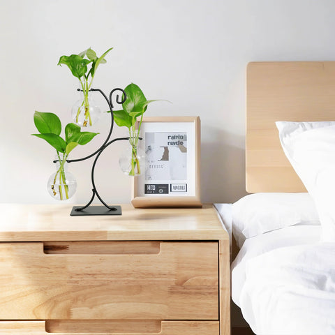 Renmxj metal stand with a C-shaped opening supports safe vase replacement and stability.