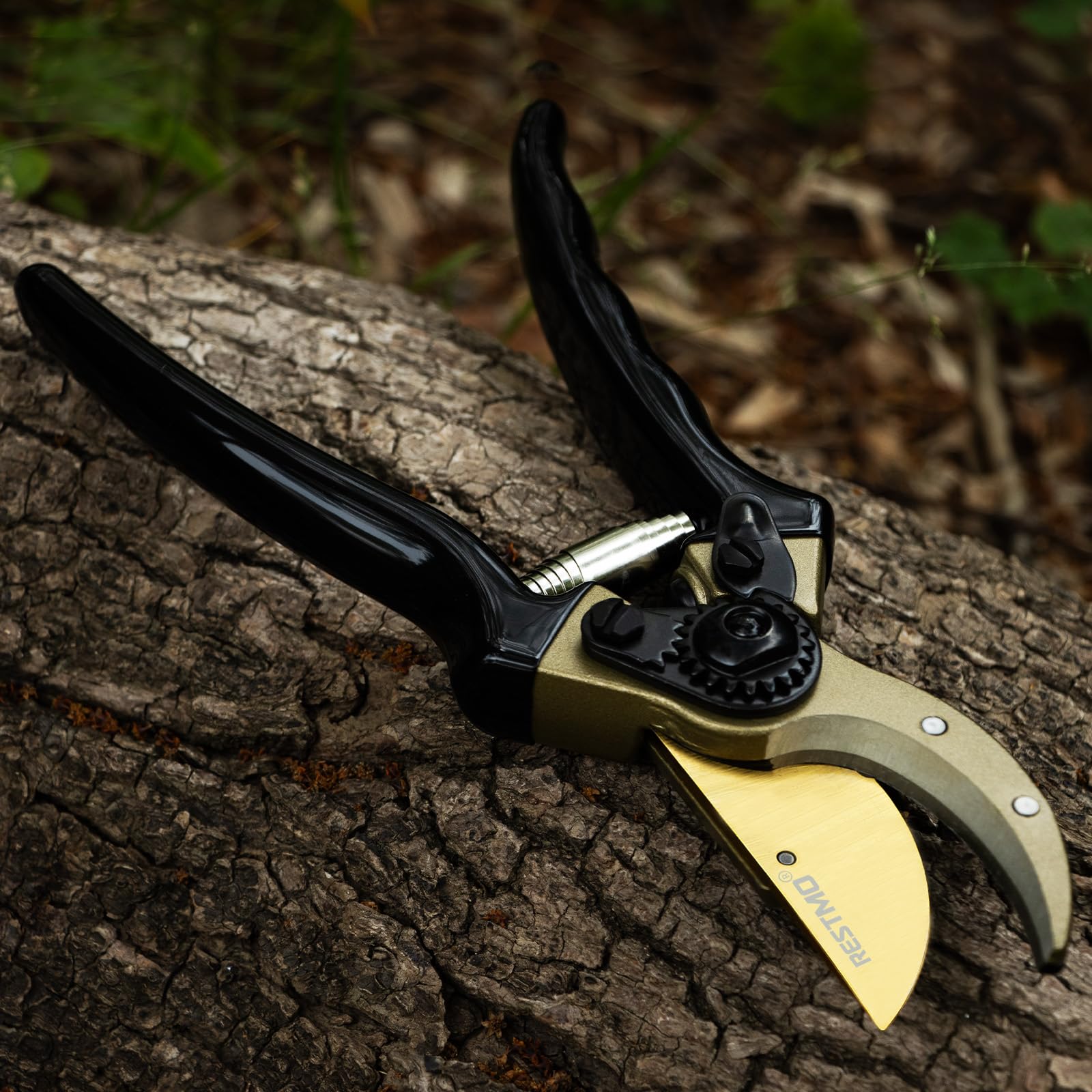 Restmo bypass pruner design delivers clean cuts on live branches