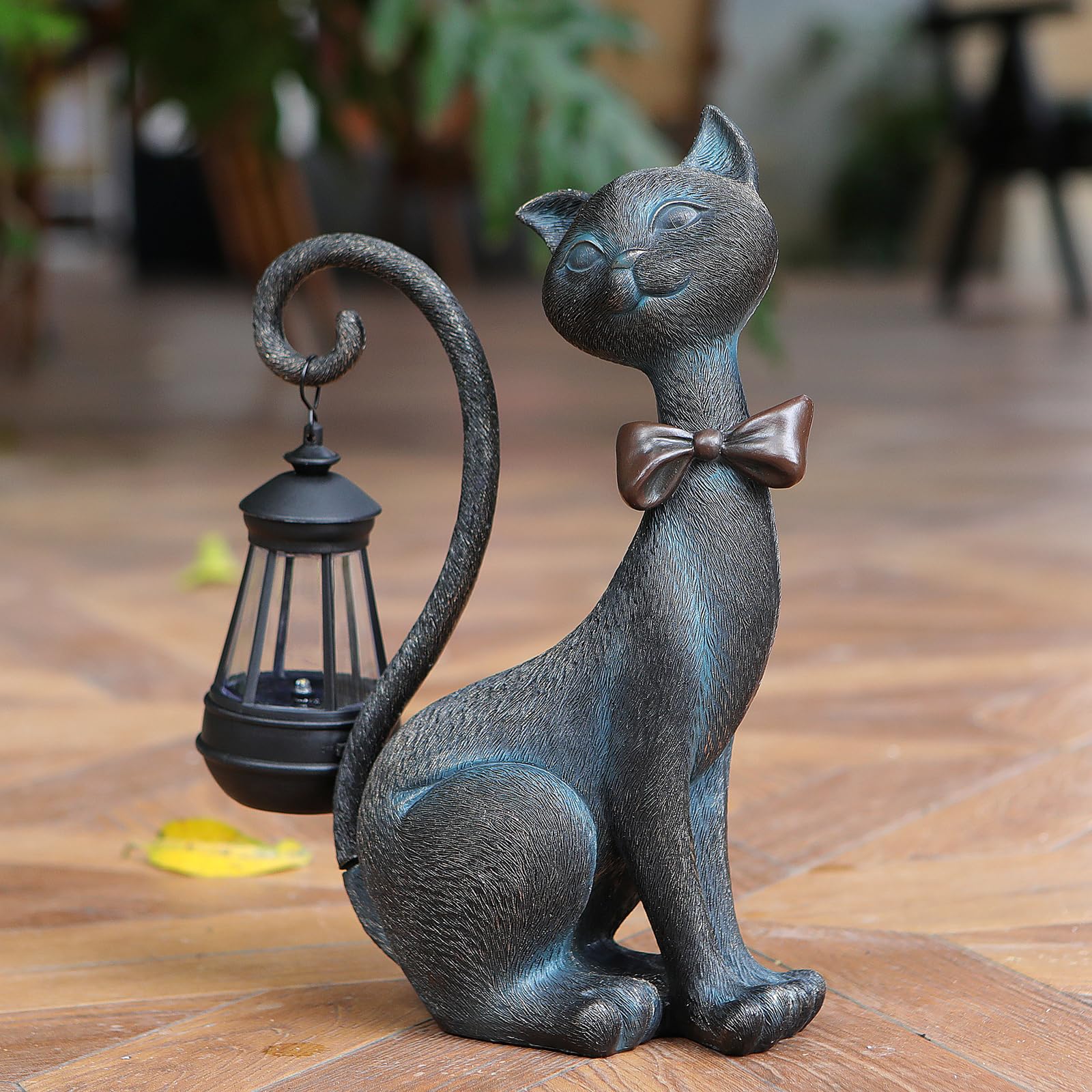 REYISO luminous cat statue doubles as backyard art and family-friendly decor.