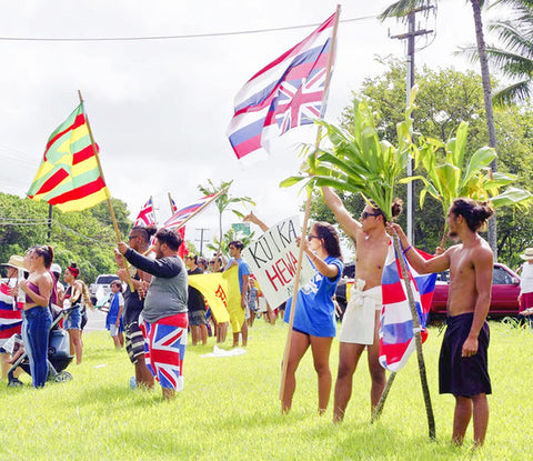 Rhungift flag fabric is weather-resistant to endure sun and rain.