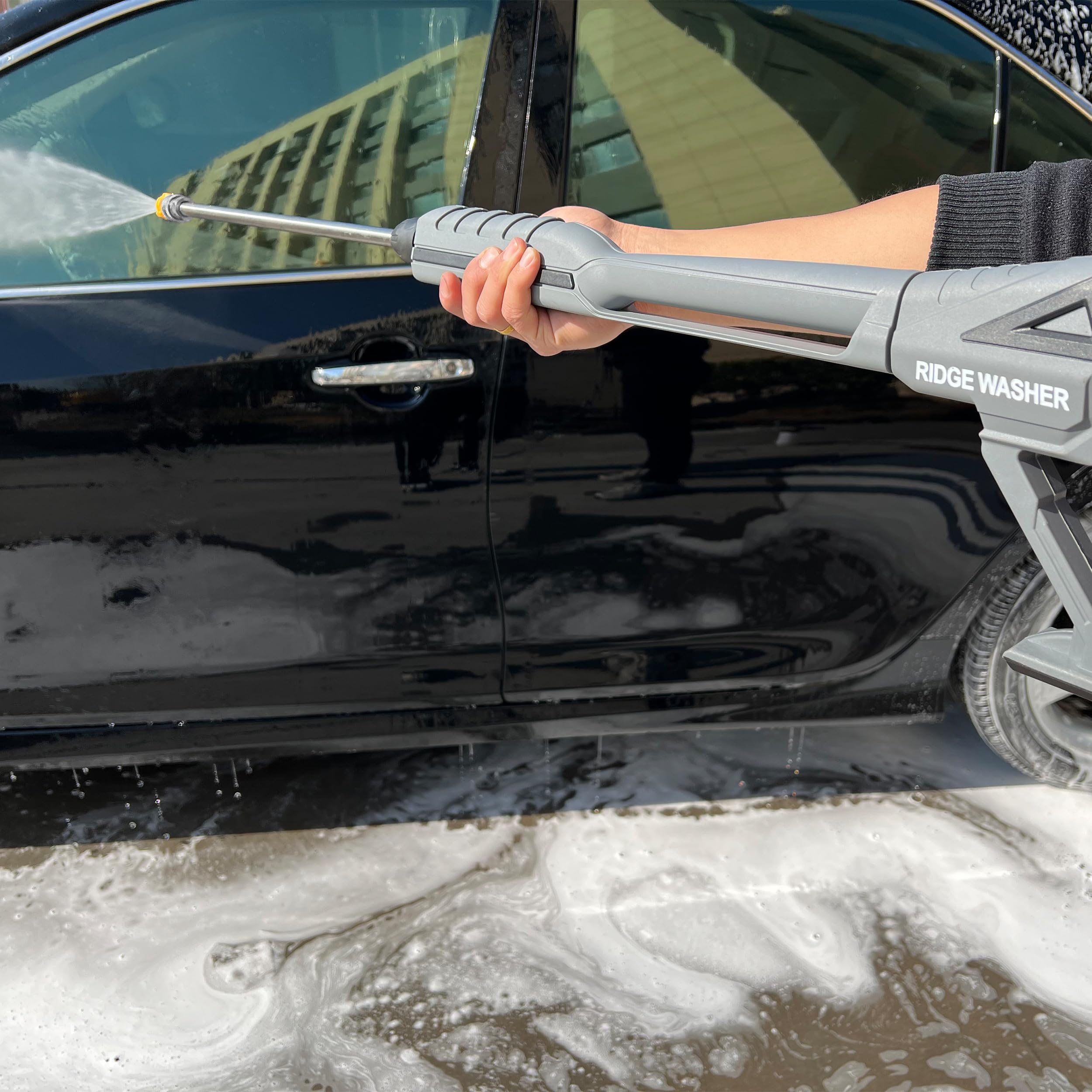 RIDGE WASHER nozzle holder keeps tips organized and accessible.