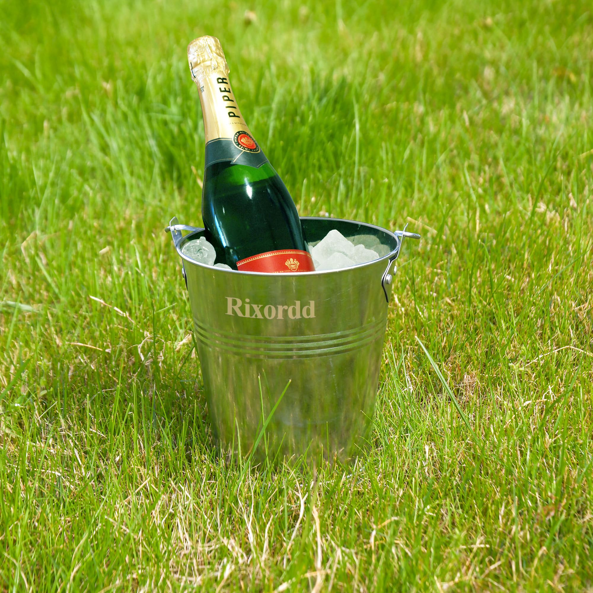 Rixordd grease bucket with beveled rim prevents overflow.