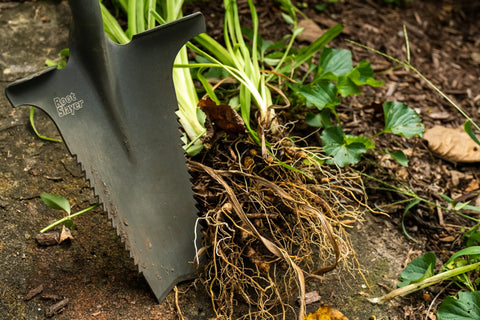 Root Slayer 22011 serrated edge demonstrates grip-friendly cutting action