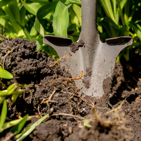 Root Slayer offset design enhances control during transplanting and digging.