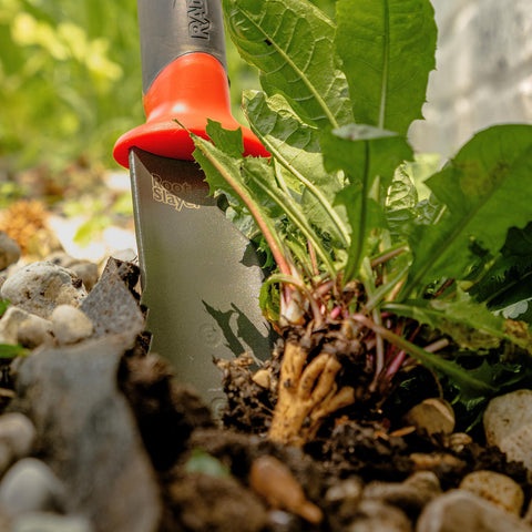 Root Slayer smooth cutting edge for precise pruning and transplanting tasks.
