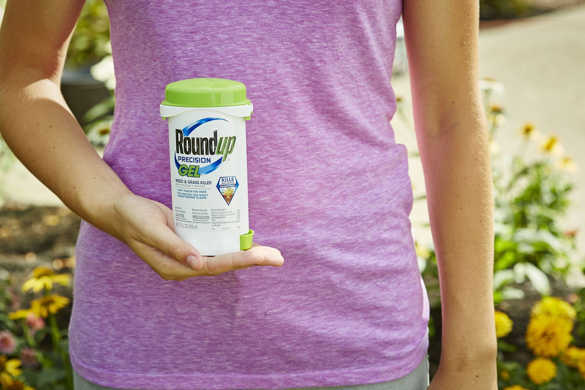 Roundup Precision Gel near a crack showing hard-to-reach areas