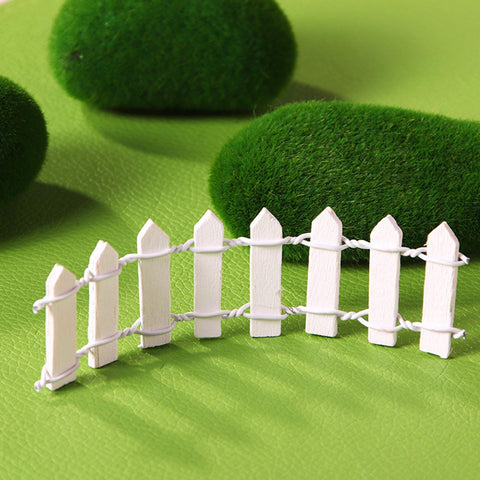 ROYHOO four-pack fence set inspires playful, imaginative garden setups.