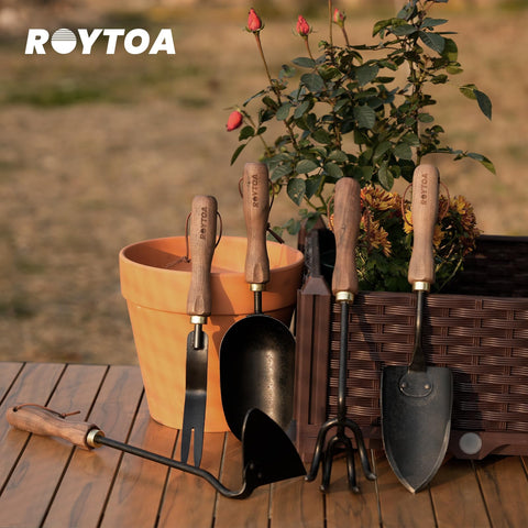 ROYTOA stainless steel tools resist wear and stay sharp for seasons.