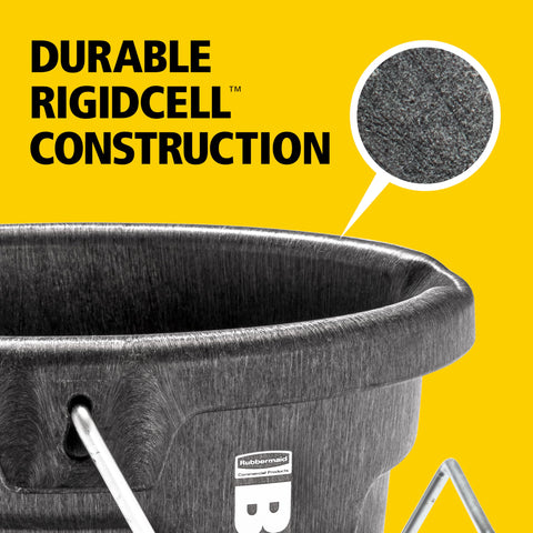 Rubbermaid Brute built-in pour spout enables smooth scooping and pouring.