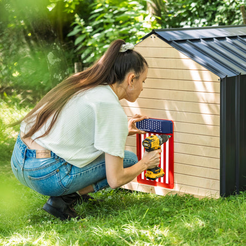 RUN-CHICKEN Door T50 easy-installation demonstrates quick six-screw mounting with no wiring.