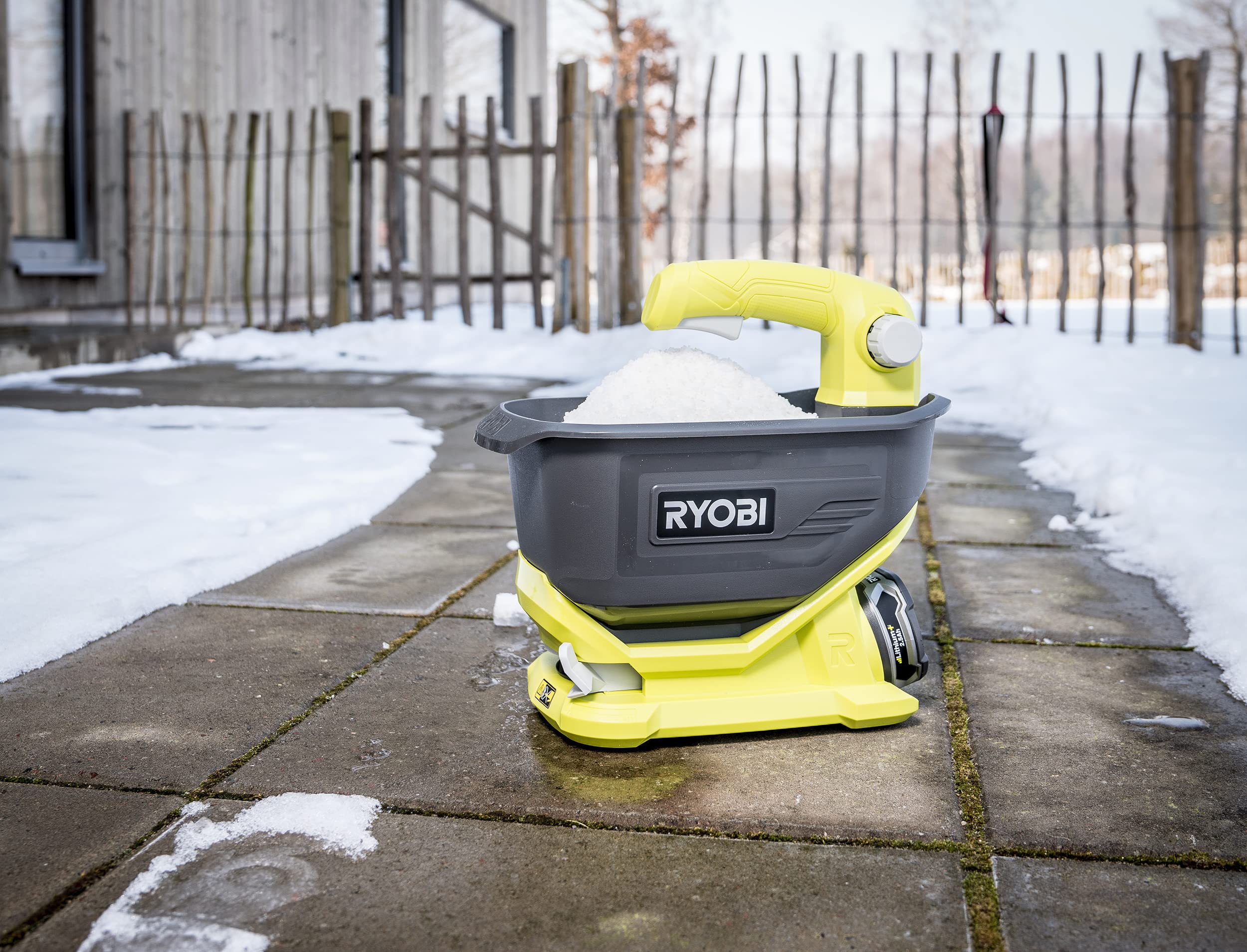 Ryobi OSS1800 anti-clog agitator ensuring continuous material flow.