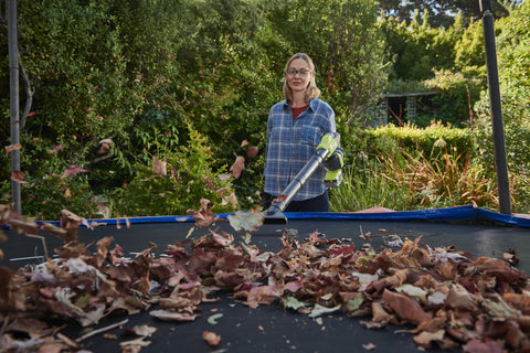 RYOBI RY18BLCXA-0 lightweight 2 kg design reduces fatigue during use.