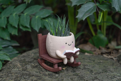 RZOIKZOI indoor outdoor planter keeps colors vibrant and no cracking in weather.