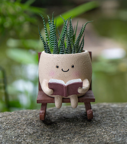 RZOIKZOI cute smiley-face planter close-up showcases durable resin and cheerful mood.