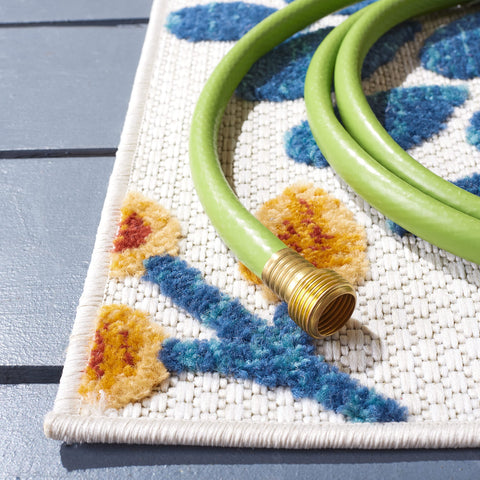 Safavieh Cabana stain-resistant surface stands up to daily outdoor use.