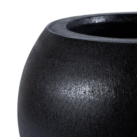 SAFAVIEH Kenslia planter in a patio scene emphasizes sculptural elegance.