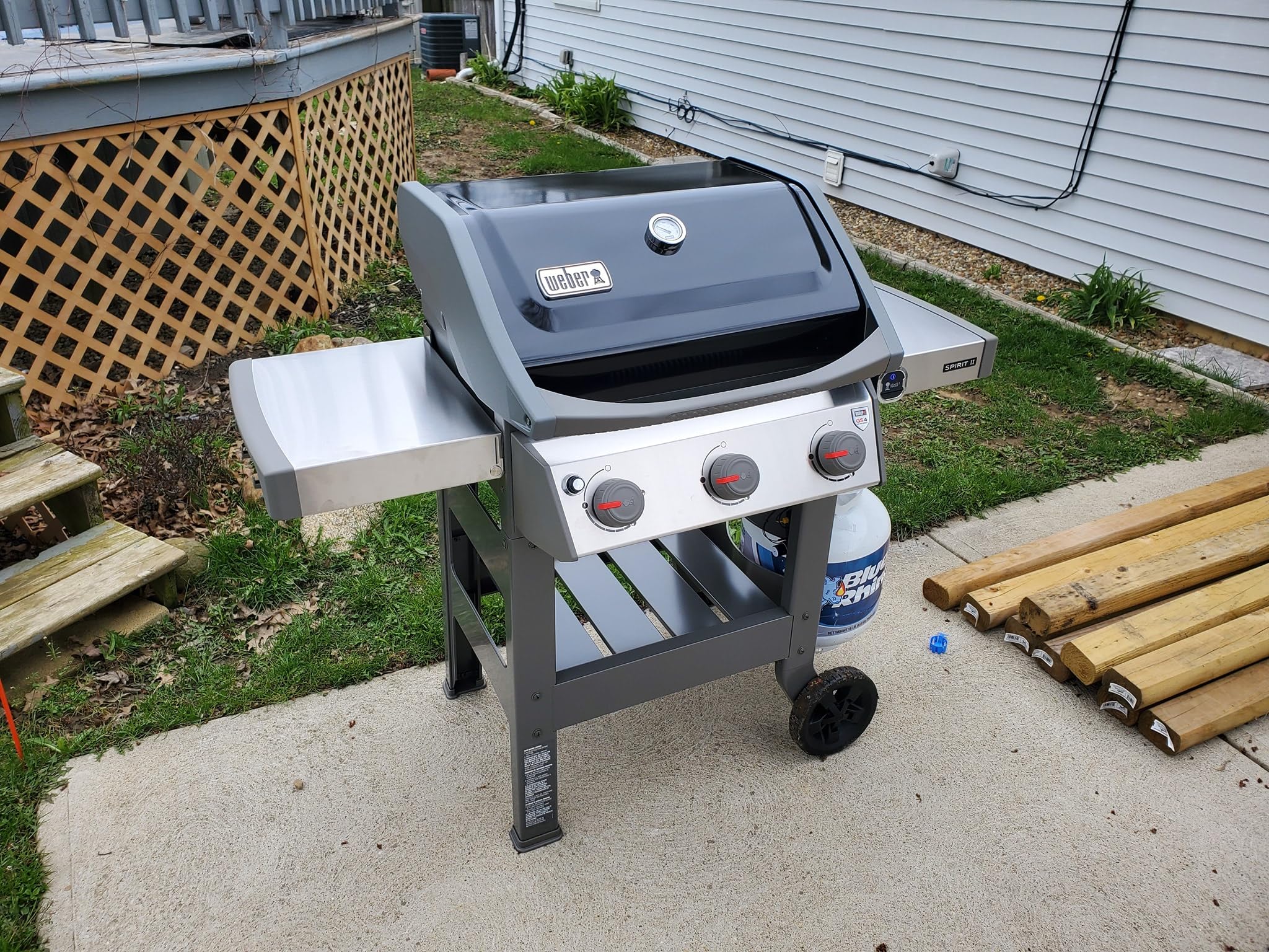 SafBbcue crossover burner assembly distributes flames evenly.