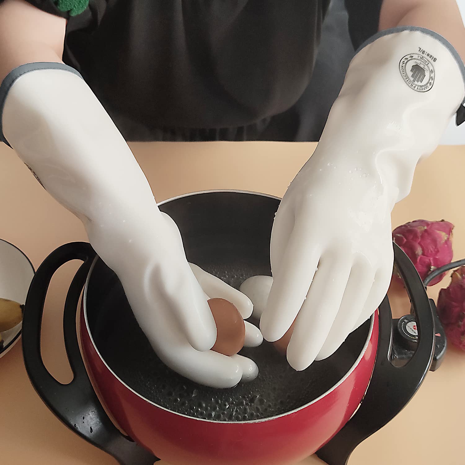 Lingli barbecue mitts in baking kitchen setting for hot tray handling