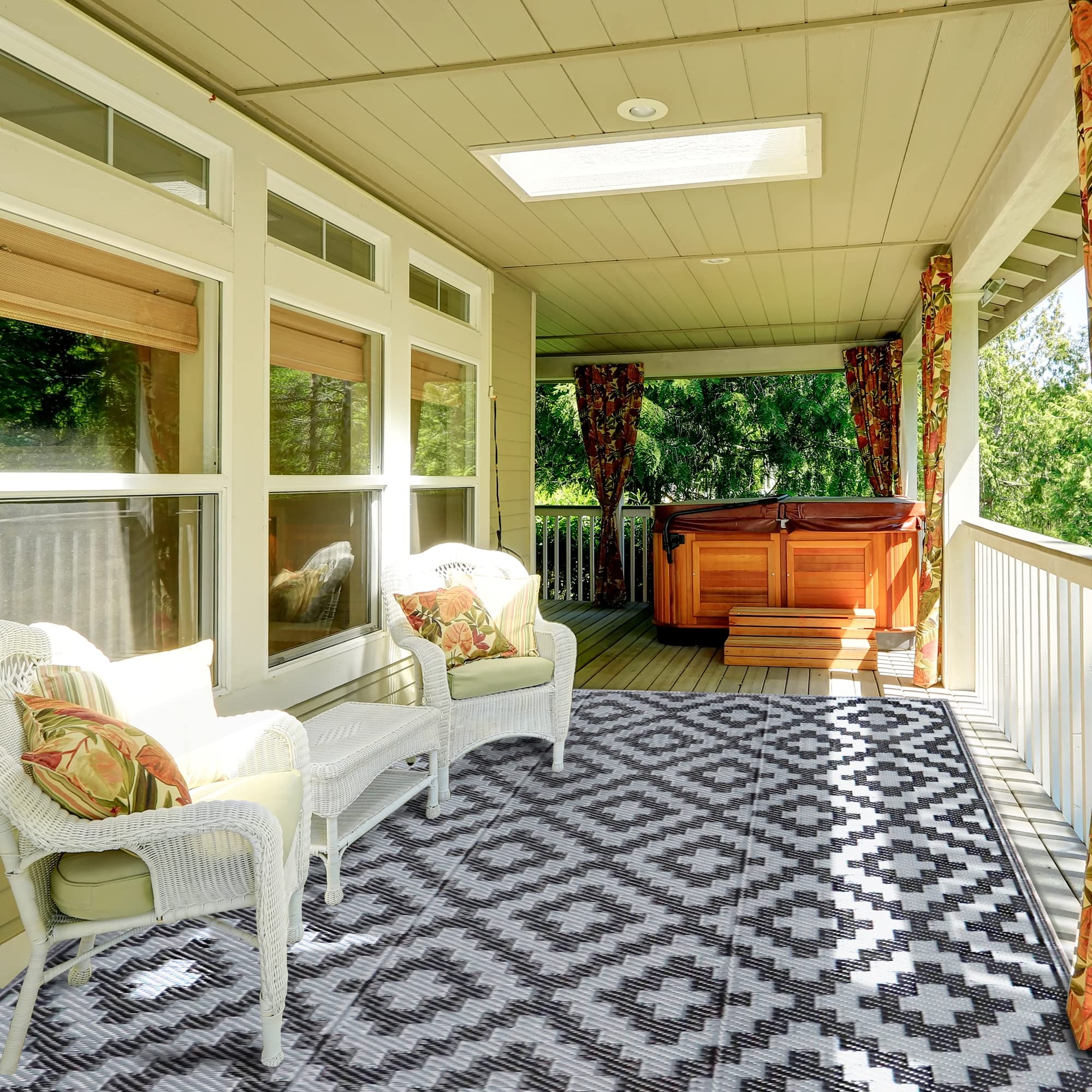 SAND MINE easy-clean outdoor rug after a beach day
