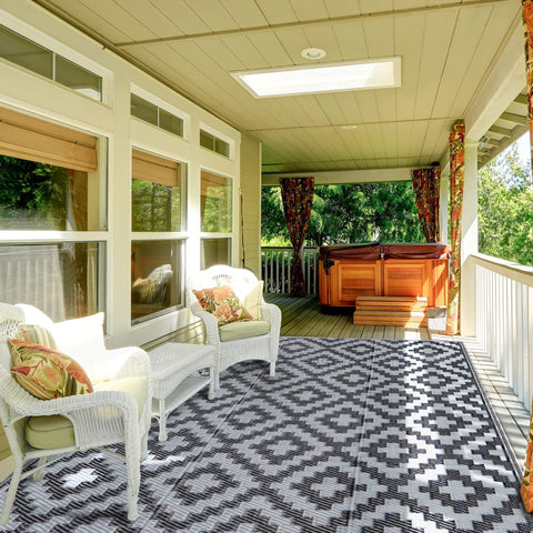 SAND MINE easy-clean outdoor rug after a beach day
