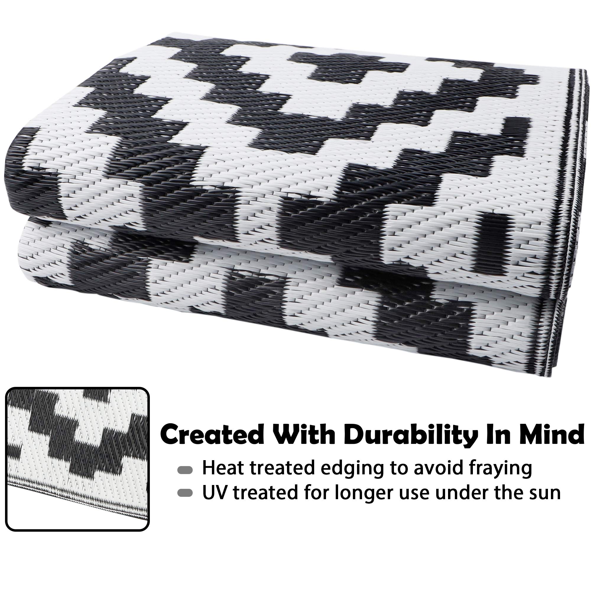 SAND MINE easy-clean rug cleans quickly after outdoor gatherings and picnics.