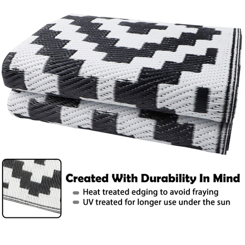 SAND MINE easy-clean rug cleans quickly after outdoor gatherings and picnics.